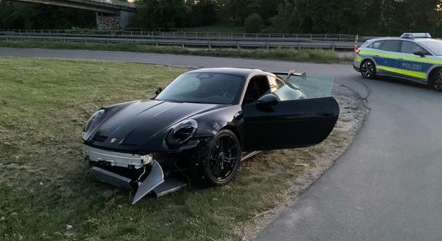Rejtélyes ügy: valaki ott hagyott egy 75 milliós Porschét az autópályán – fotók