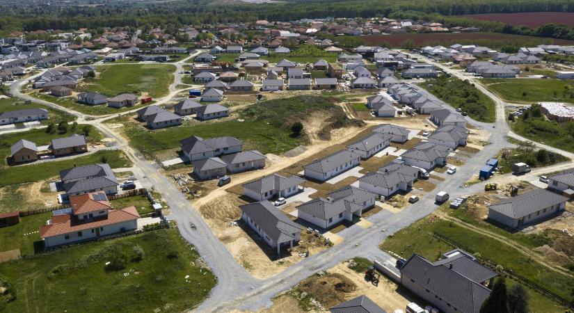 Szombathely Rózsadombjának indult, most az udvarra se mehetnek ki a súlyos azbesztszennyezés miatt