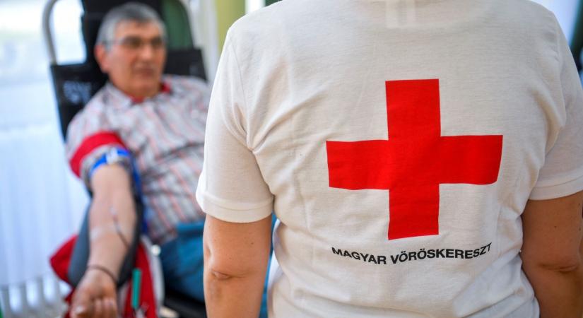 A segítségnyújtás szimbólumát ünneplik a mentők is: ma van a Vöröskereszt világnapja