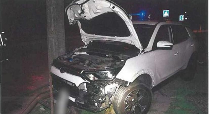 Ittasan ültek autóba, villanyoszlopnak csapódtak Fejérben