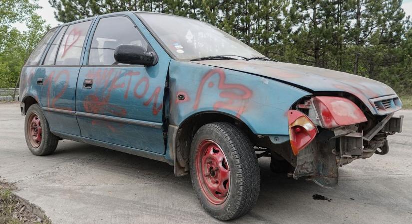 Rejtélyes Suzuki-roncs áll a 8-as út mellett, üzenetek borítják (videó, fotók)