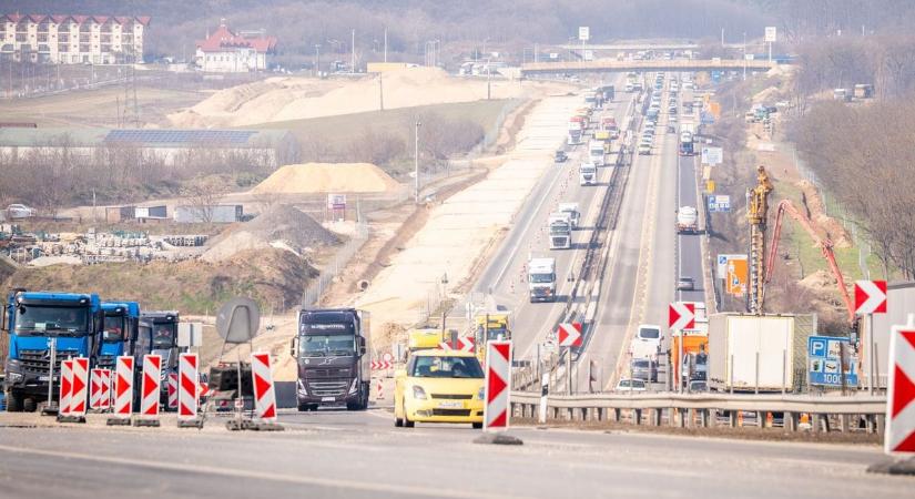 Óriási torlódás az M1-esen: alig lehet haladni Komárom és Tata között
