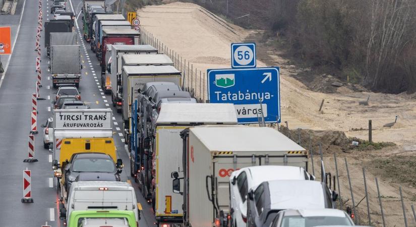 Videón a nagy M1-es kamionbaleset, amelyben többen is megsérültek