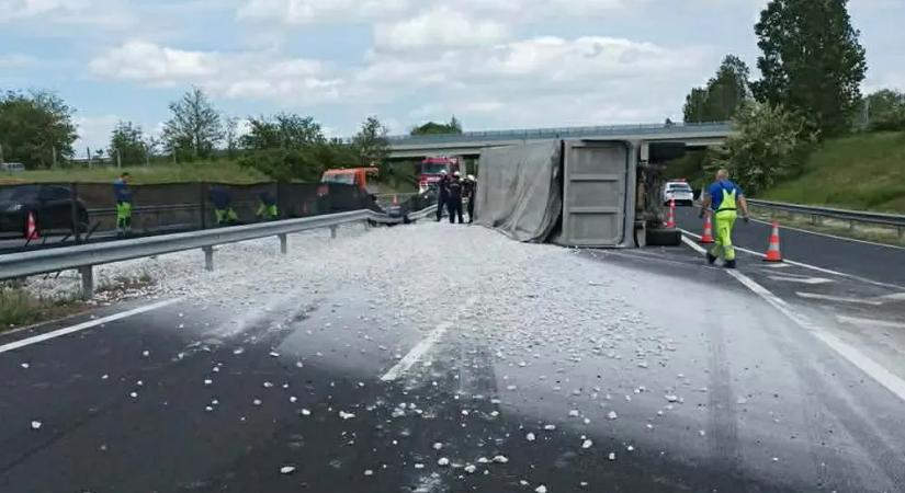 Videó: így borult a kamion a másik elé az M7-es autópályán!