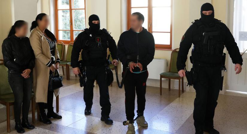 Őrült ámokfutást rendezett a faluban, akivel csak véletlenül találkozott az utcán, annak is az életére tört a gyilkos