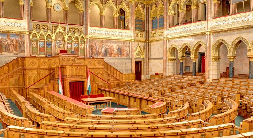 Őket ültették az Országgyűlésben a Tisza és a Fidesz képviselői közé