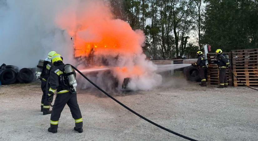 Lángok martaléka lett egy munkagép a zalai faluban
