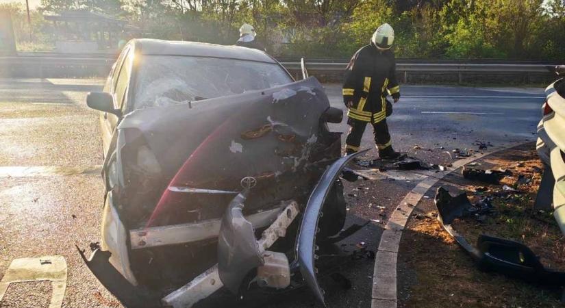Frontális ütközés a 7-es főúton: mentők is rohantak - részletek, galéria