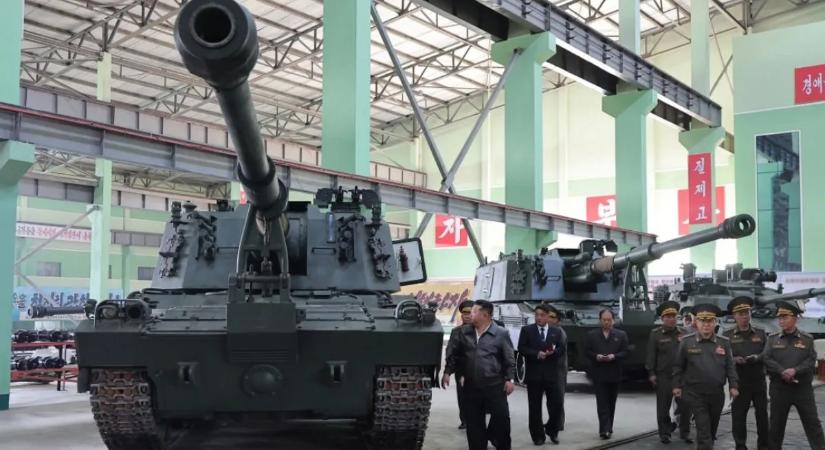 Észak-Korea új fegyvere komoly hatótávolsággal érkezhet –még Kim Dzsongun is ellenőrizte a gyártást
