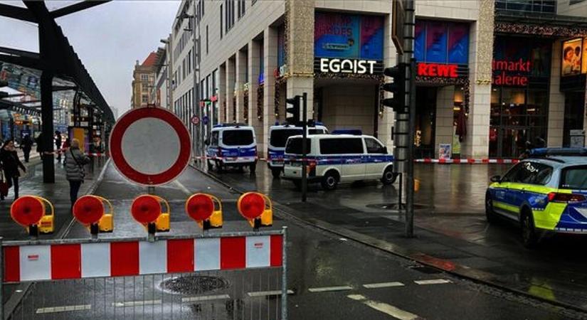 Fegyveresek rontottak rá egy Volksbankra, a túszok több órája az épületben vannak