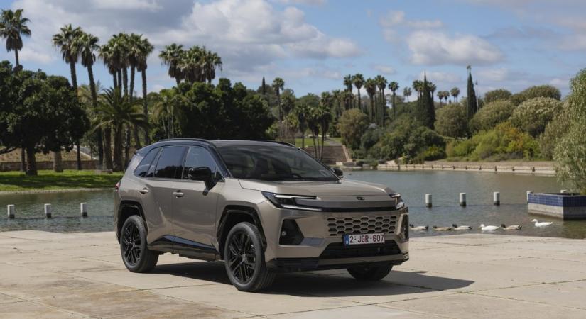 SUV, ami új szintre kapcsol – Díjesőben a megújult Toyota RAV4
