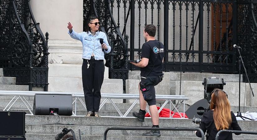 Ez történik a Kossuth téren Magyar Péter beiktatása előtt egy nappal – Sokatmondó képek, mire számíthat szombaton a közönség
