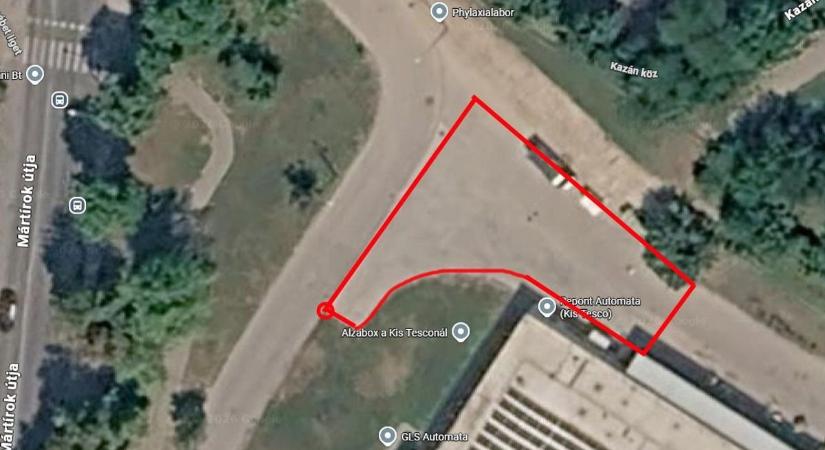 Hiába néz ki parkolónak, tilos megállni a veszprémi kis Tesco mellett