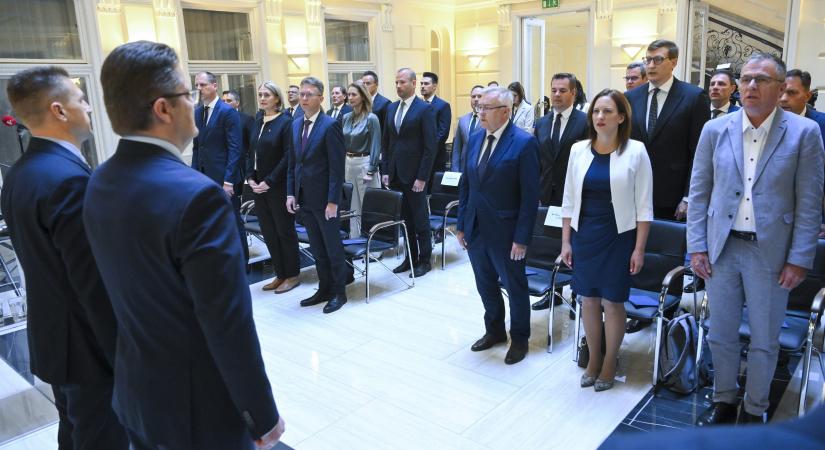 Harminc képviselő vette át megbízólevelét pénteken, mások mellett Máthé Zsuzsa, Latorcai Csaba és Rétvári Bence