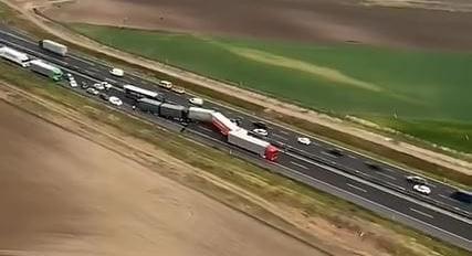 Légifelvételt készítettek a négyes kamionkarambol helyszínéről az M1-esen – videó