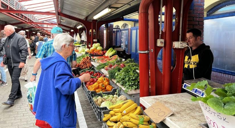 Piaci körkép: mutatjuk, mennyibe kerül most az eper és az újburgonya (képgalériával, videóval)