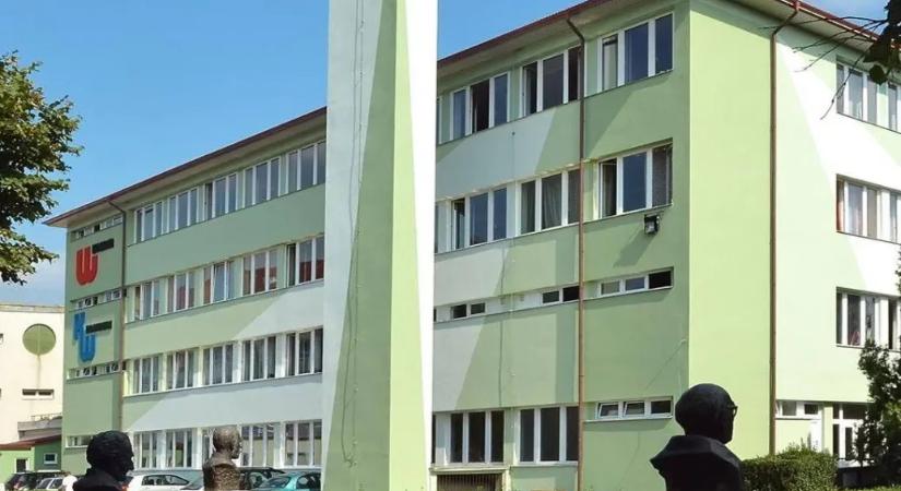 Rejtett kamerát találtak egy egri középiskola tanári szobájában