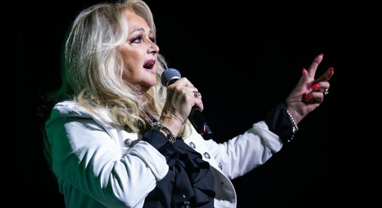 Bonnie Tylert mesterséges kómába helyezték egy sürgősségi műtét után