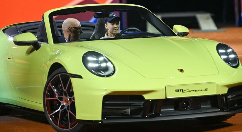 Hoppá: addig erősödött a forint, hogy kénytelen volt a Porsche Hungaria is reagálni