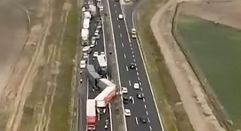 Totális káosz és dráma: Így döntötték romba a kamionok az autópályát (videók)