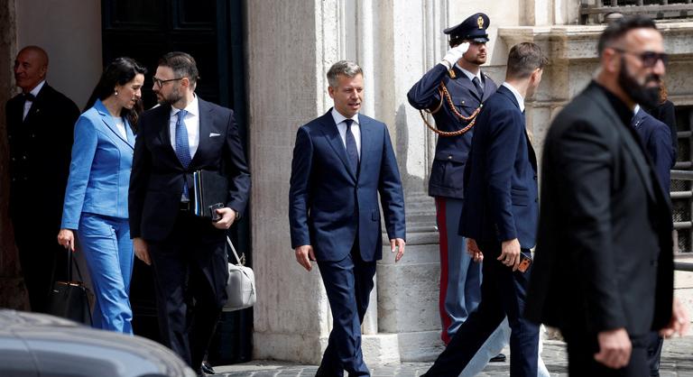 Influenszer-külpolitika: amit Orbánnál gyűlöltek, Magyarnál ünneplik