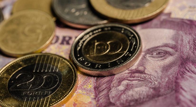 Ukrán háború előtti szintre erősödött a forint az euróval szemben, hajszálnyira a 300-as dollár