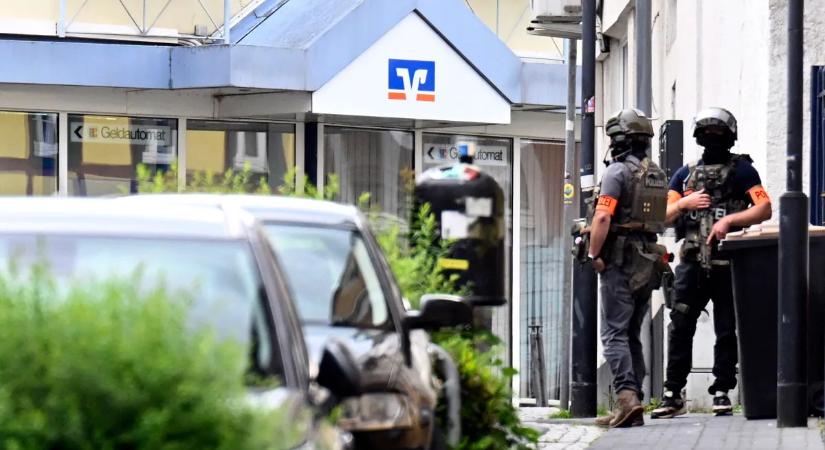 Friss fotók a németországi túszejtés helyszínéről – rendőrök lepték el a bankot
