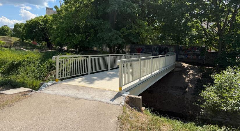 Újra át lehet kelni a Galla-patak fölött a Sárberki lakótelep és a Köztársaság út irányában.