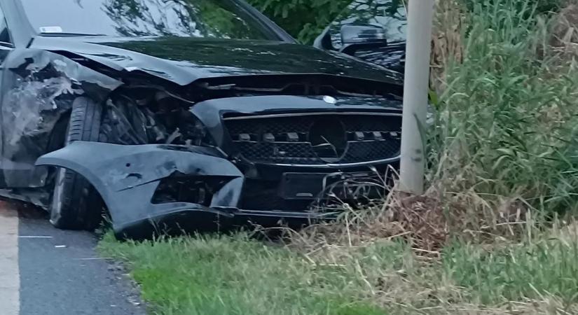 Ijesztő baleset a 81-esen: mentőt is riasztottak