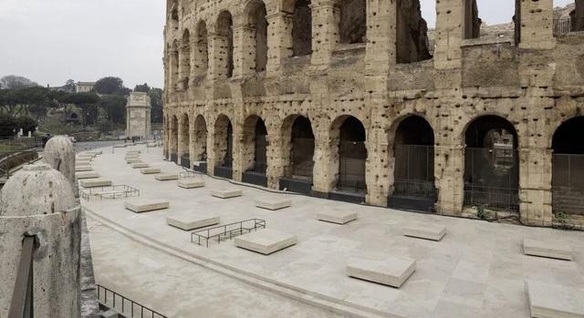 Jegyüzérek és botok uralják a római Colosseumot