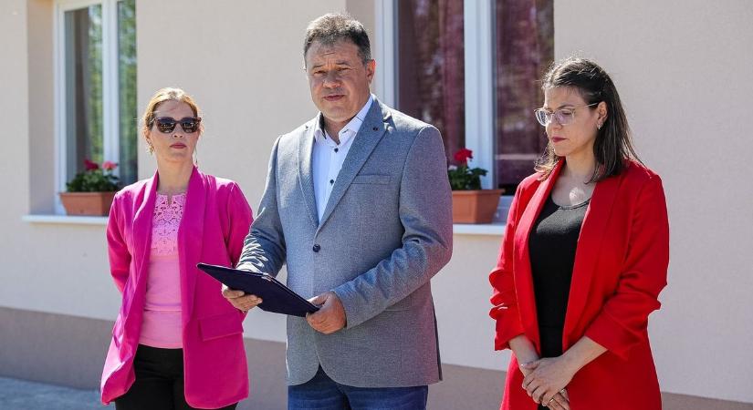Nemcsak a sportolóké lesz a megújult nagybajcsi sportöltöző - fotók