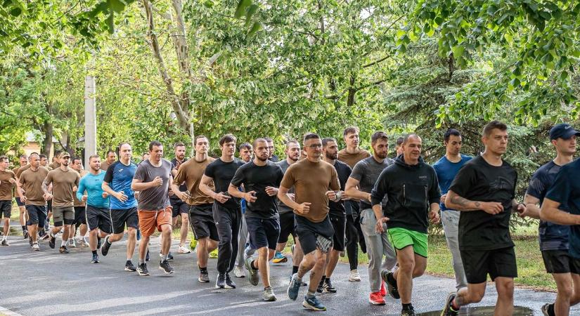 Megmutatták az erőt: különleges reggelre ébredtek a hódmezővásárhelyi laktanyában