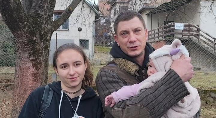 Grúziába menekültek kislányukkal a szülők, hogy ne vegye el tőlük a gyámügy: videóval bizonyítják, hogy minden rendben Elenával