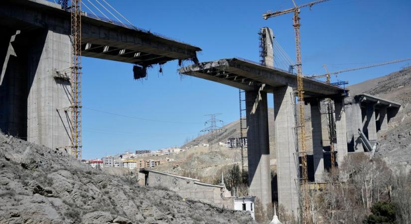 Az iráni külügyminiszter szerint felelőtlen katonai kalandokba bocsátkozik az Egyesült Államok