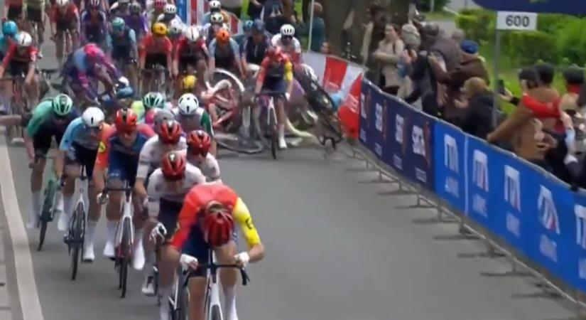 Cél előtti tömegbukással indult a Giro d’Italia