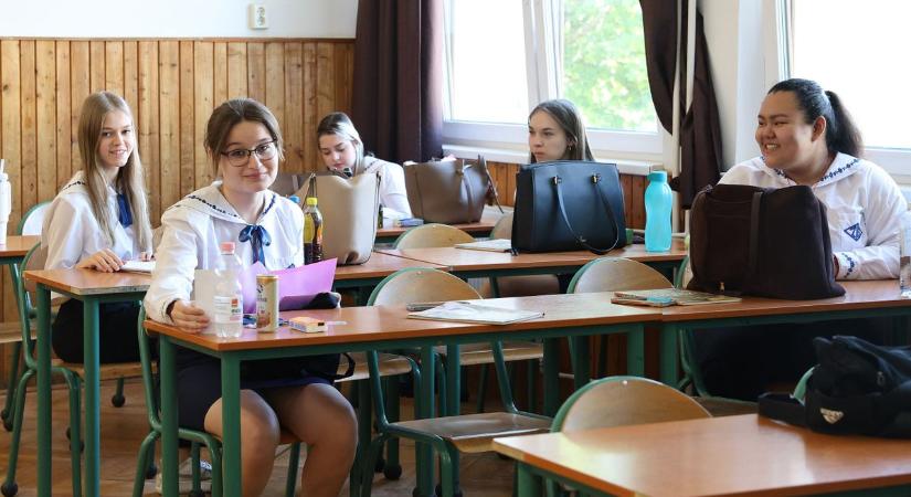 Érettségi: volt, aki megkönnyebbült, mások viszont elvesztek a feladatokban (fotók, videók)