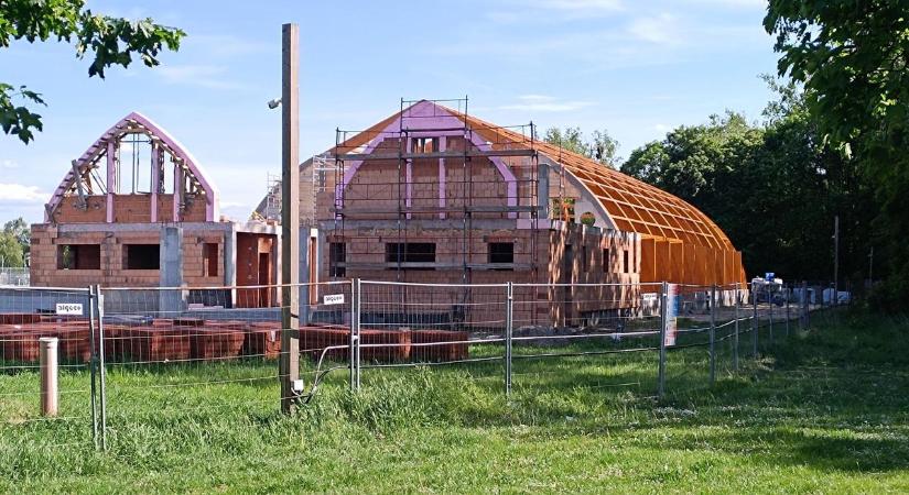Folytatódik a csornai tanuszoda építése, jelentette a képviselő