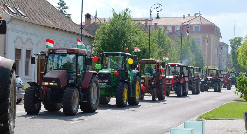 Traktoros felvonulást rendezett a Gregus