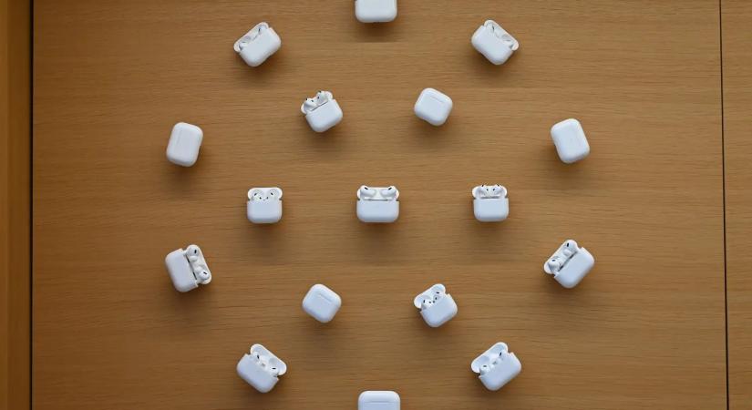 Már a végső teszteket futtatja az Apple a kamerás AirPodson