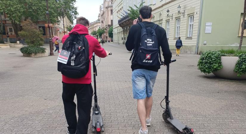 Vége a türelmi időnek: holnaptól keményen büntetik a rollereseket Kaposváron!