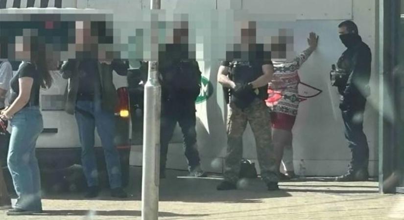 Váratlan akció egy szolnoki bevásárlóközpontnál, hírhedt embert fogtak el a tömegből kiváló rendőrök