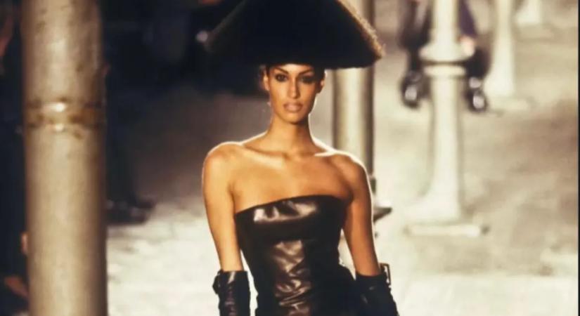 Mintha szobrász alkotta volna a pakisztáni-német származású szupermodell, Yasmeen Ghauri alakját és vonásait