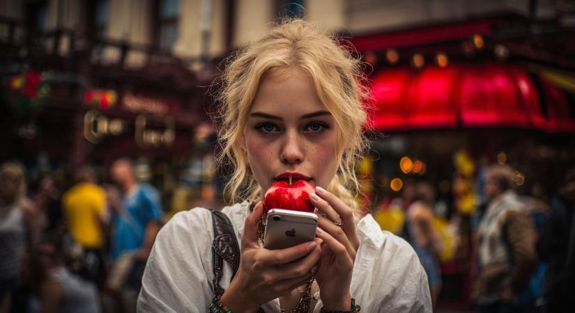 Az Apple összerúgná a port a világ legnagyobb chipgyártójával