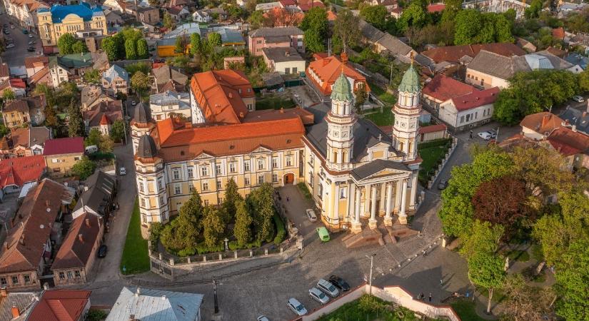 Térfoglalás ezerrel: elárasztják Ungvárt a gazdag ukránok