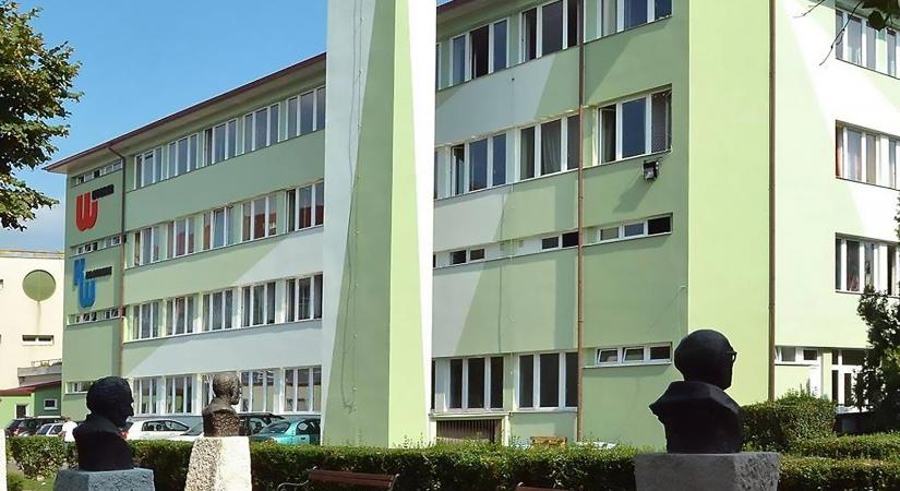Fadobozba rejtett kamerát találtak egy egri iskolában