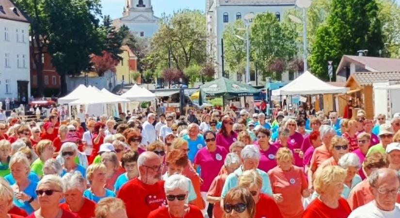 Szeniorok a Dunakapu téren: „A tánc a mi gyógyszerünk”