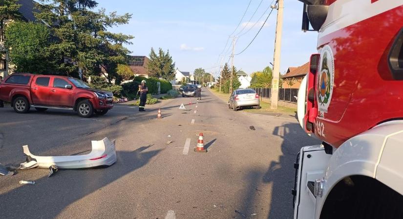 Hármas karambol Nyírszőlősnél, gyerekeket vittek kórházba a mentők (fotók)