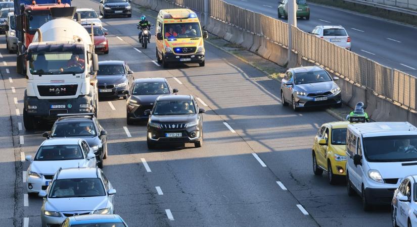 Tömegbaleset az M5-ösön, fél tucat autó és egy tréler karambolozott: tűzoltók és mentők is a helyszínre érkeztek