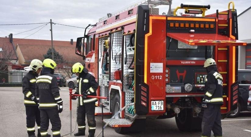 Mozgalmas napok a tűzoltóknál: karambolok, égő autó és őzmentés