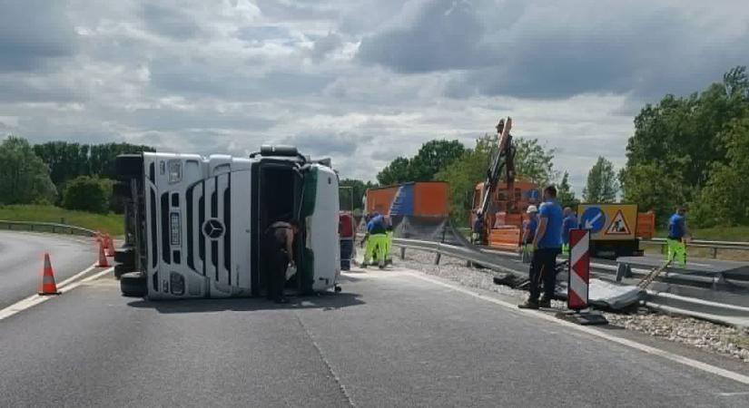 Brutális kamionbalesetek az M7-esen és az M1-esen – sokkoló videók kerültek elő